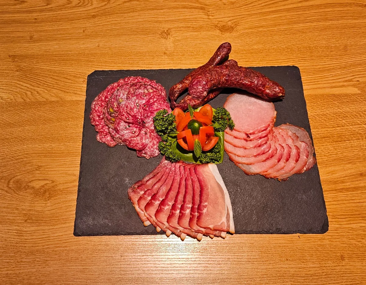 Wurstplatte mit Aufschnitt und Bratwurst — Metzgerei Schmitt Mönchstockheim